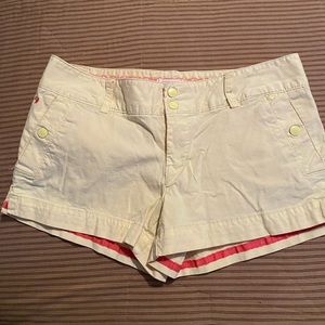 American Eagle Shorts. Yellow. Size 6. Front and back pockets. Great condition.